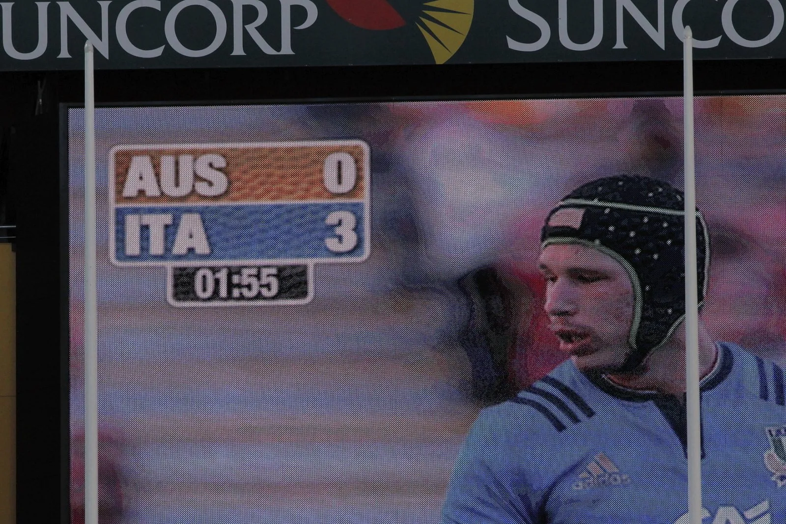 A rugby scoreboard showing the score early in a match