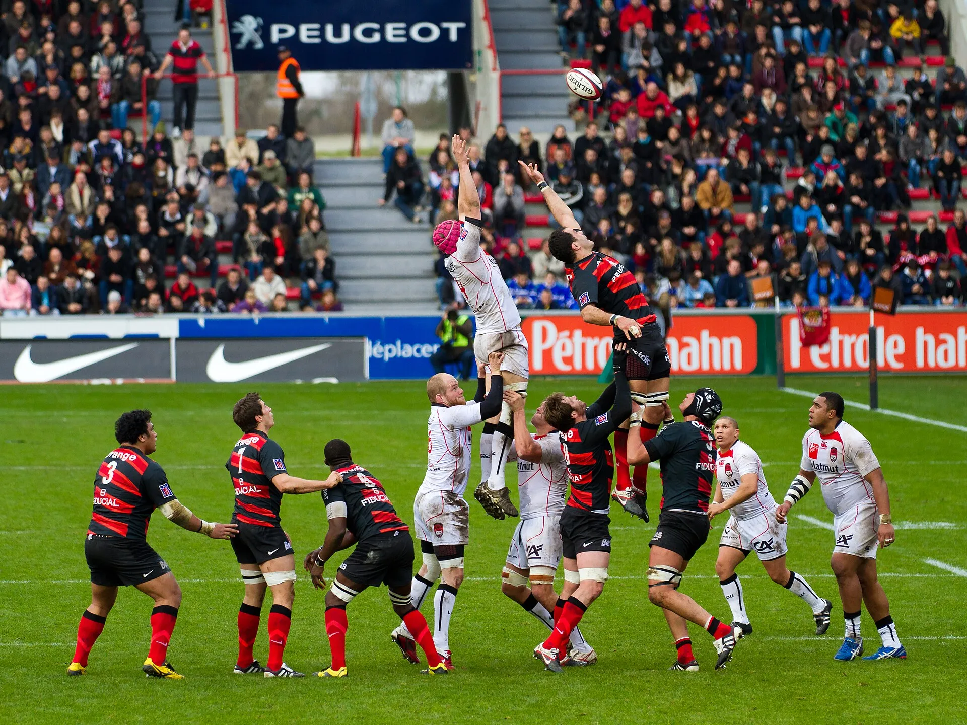 Players lift a jumper to contest a rugby lineout